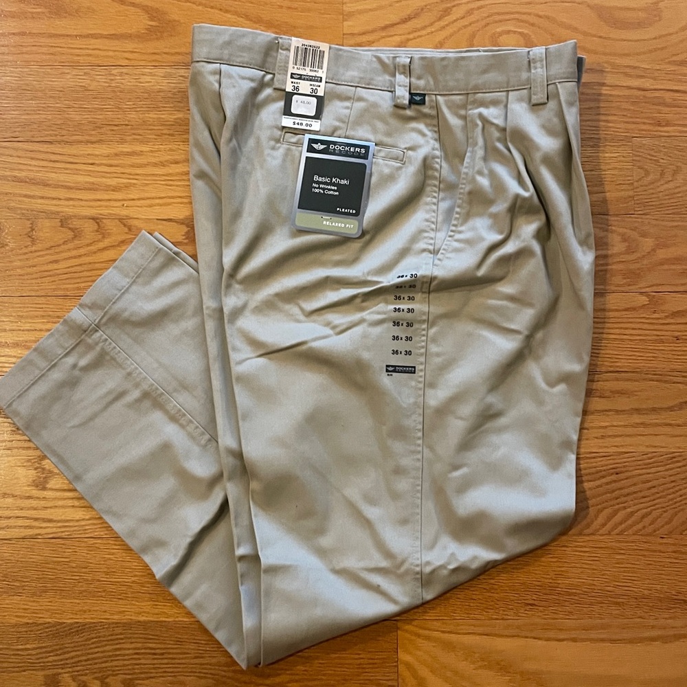 NWT Dockers Recode Baskc khaki pants pleated relaxed fit no wrinkles 36x30